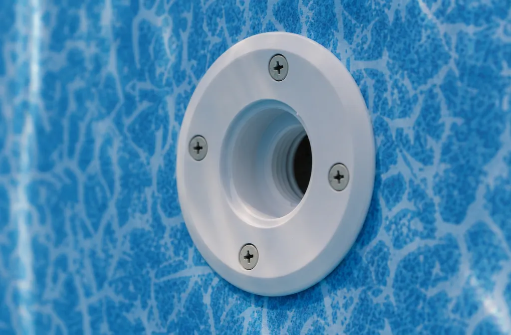 A liner fitting at a pool return
